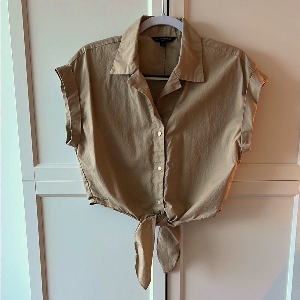 Banana Republic poplin cropped tie button shirt. Size small.